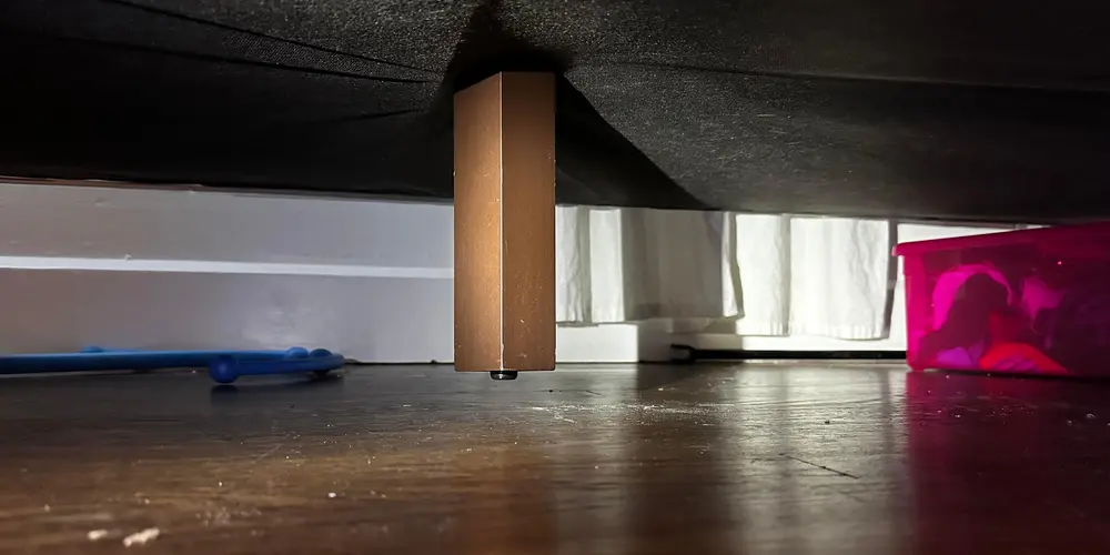 چرا پایه وسط مبل کوتاه است؟